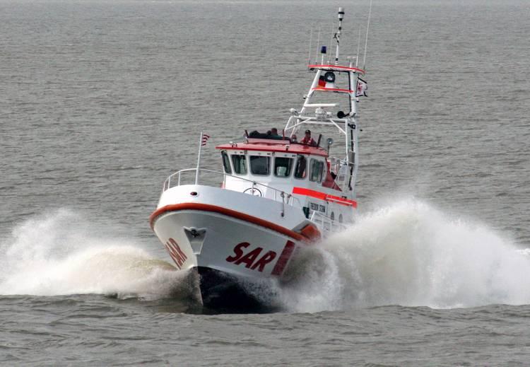 seenotretter retten von sandbank laufbild