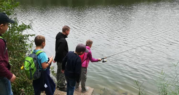 angeln fuer kinder trennfeld kinder beim angeln