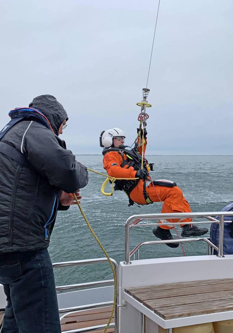 750 2019 11 17 Freiwilliger Seenotarzt der DGzRS mit eigenem Motorboot im Einsatz für erkrankten Mann